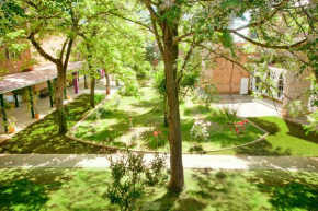 Lantana Garden, Pilas